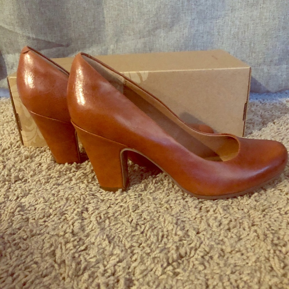 Beautiful Sofft leather pumps